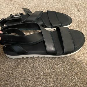 New Tom’s ortholite black sandals
